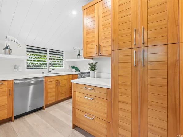 1259 Center St, Honolulu, HI 96816