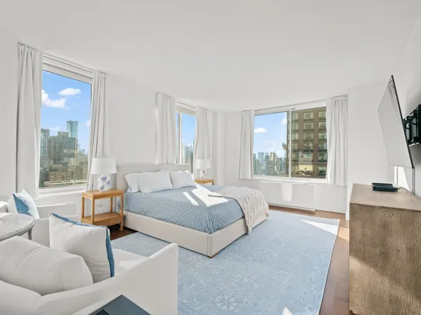 200 Riverside Boulevard image 10 of 29