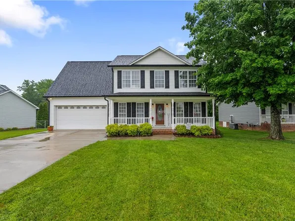 6 Eagle Dr, Thomasville, NC 27360