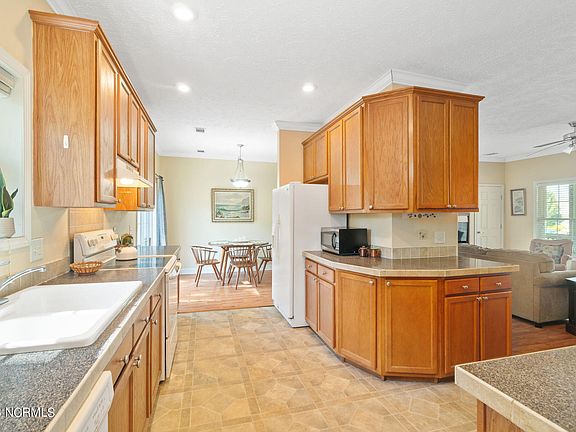 4th image of 411 Mallard Court