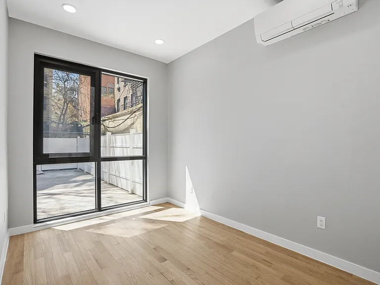 356 E 8th St #101 — Photo 12