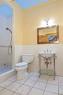 Rented by Perry Associates NYC Inc | media 31