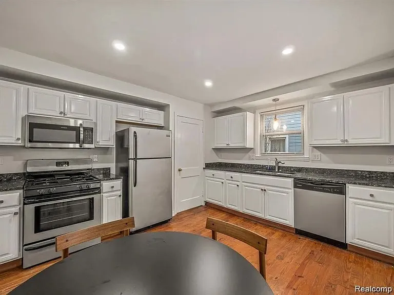 3350 Prairie Ave — Photo 5