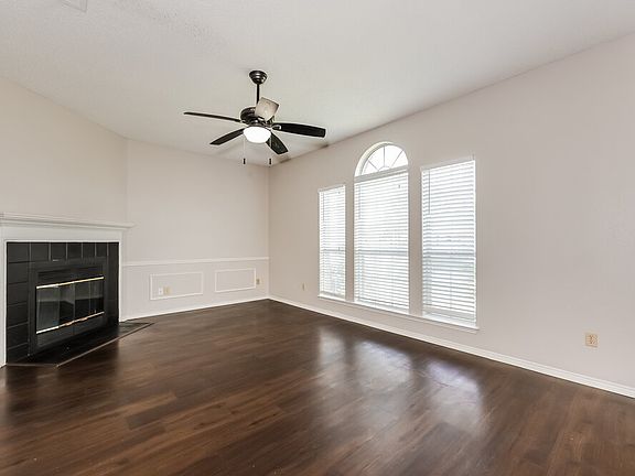 3rd image of 1719 Oxford Dr
