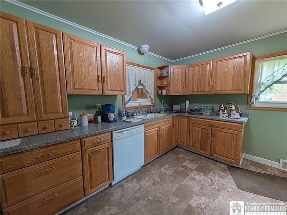 4th image of 185 Waverly St