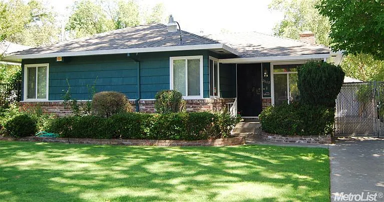 2609 Marshall Way photo 1