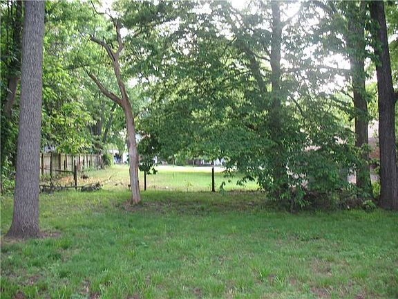 5th image of 504 SE D St