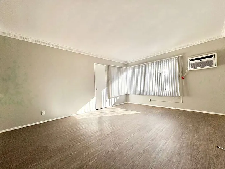 5309-5315 Whitsett Ave — Photo 11