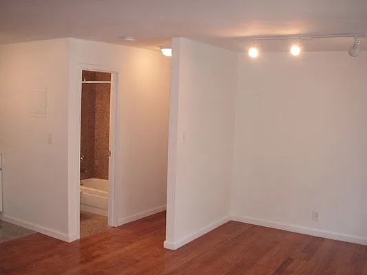 Rented by Sky Management | media 17