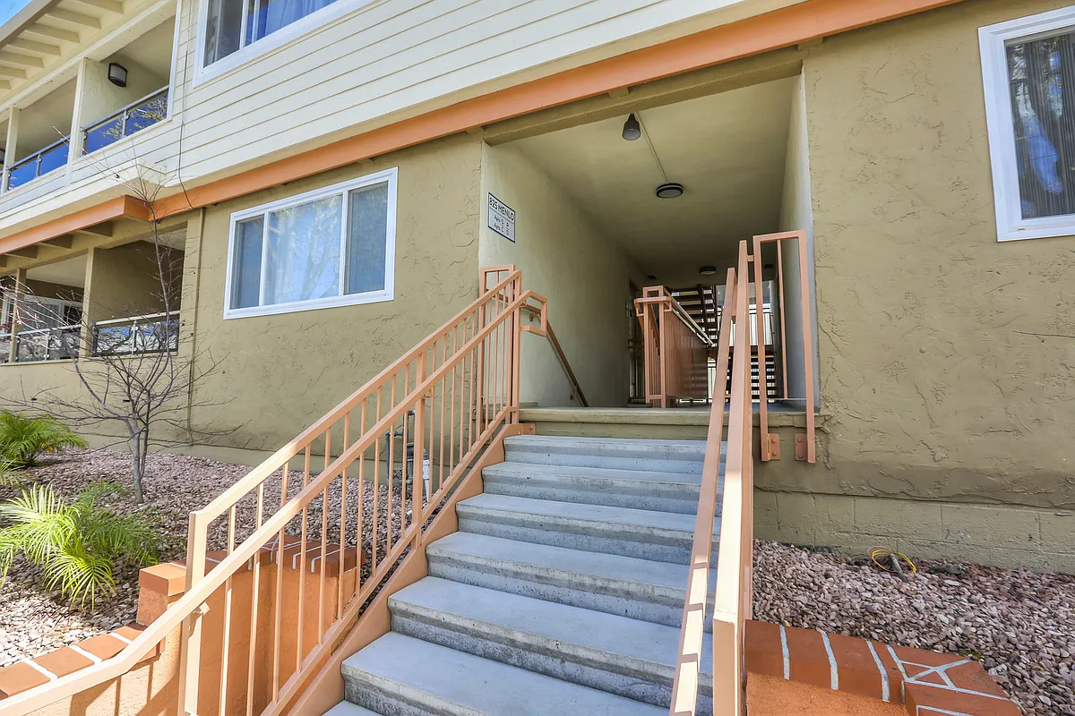 Building Photo - 825 Menlo Ave #F