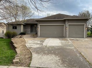 812 Meadow View Dr, Northfield, MN 55057