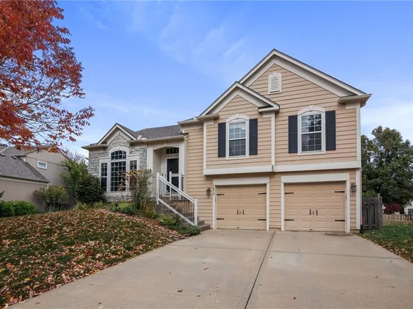 1876 W Concord Dr, Olathe, KS 66061