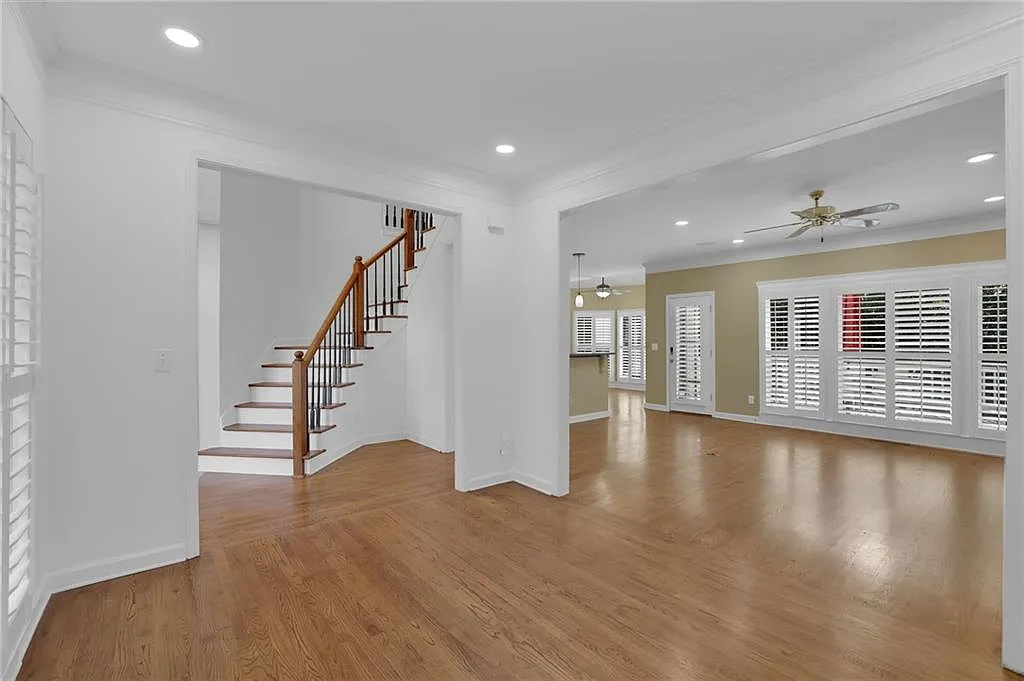 6 bed, 3.5 bath, 2480 sqft, $3,800 — Photo 4