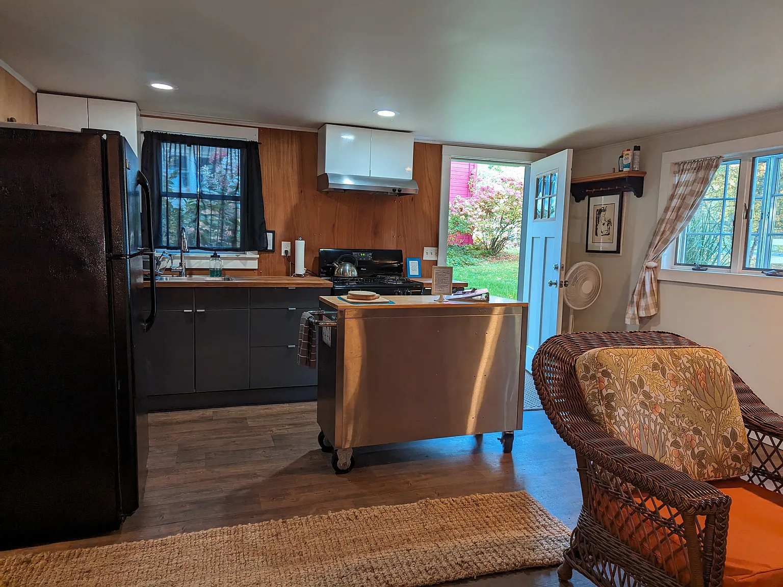3 bed, 1100 sqft, $2,200 — Photo 4