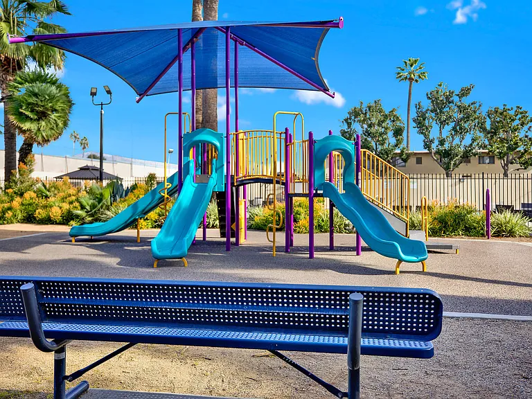 Serrano Apartments — Photo 41
