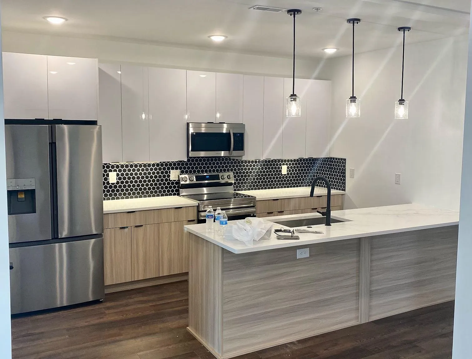 3 bed, 3.5 bath, 1350 sqft, $2,100 — Photo 1