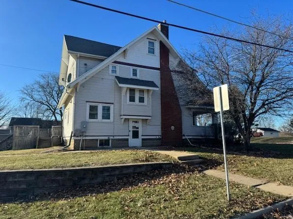 1233 Rainbow Dr, Cedar Falls, IA 50613