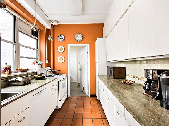 3rd image of 122 E 82nd St APT 6A