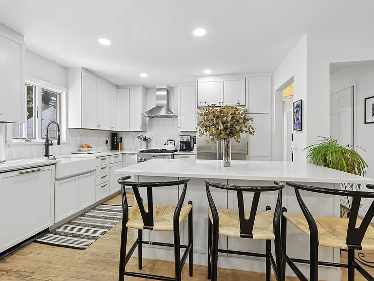 4 Lois Ave — Photo 9