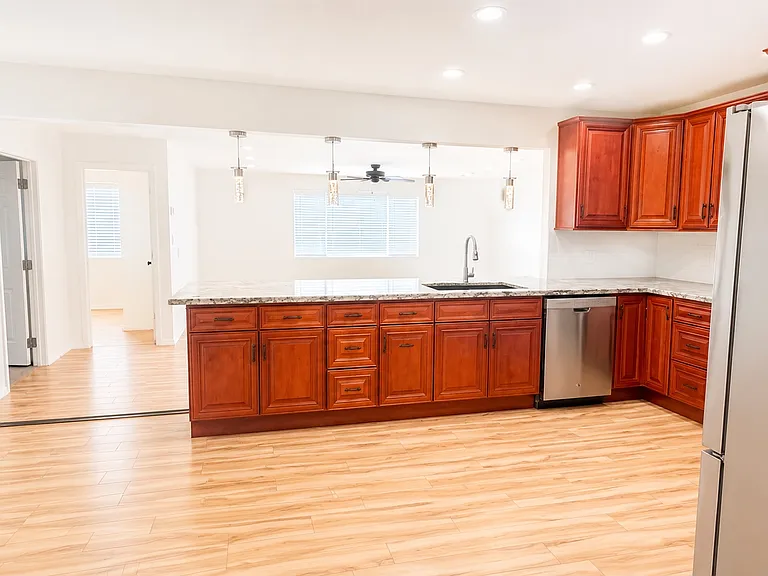 720 S Fontana — Photo 4