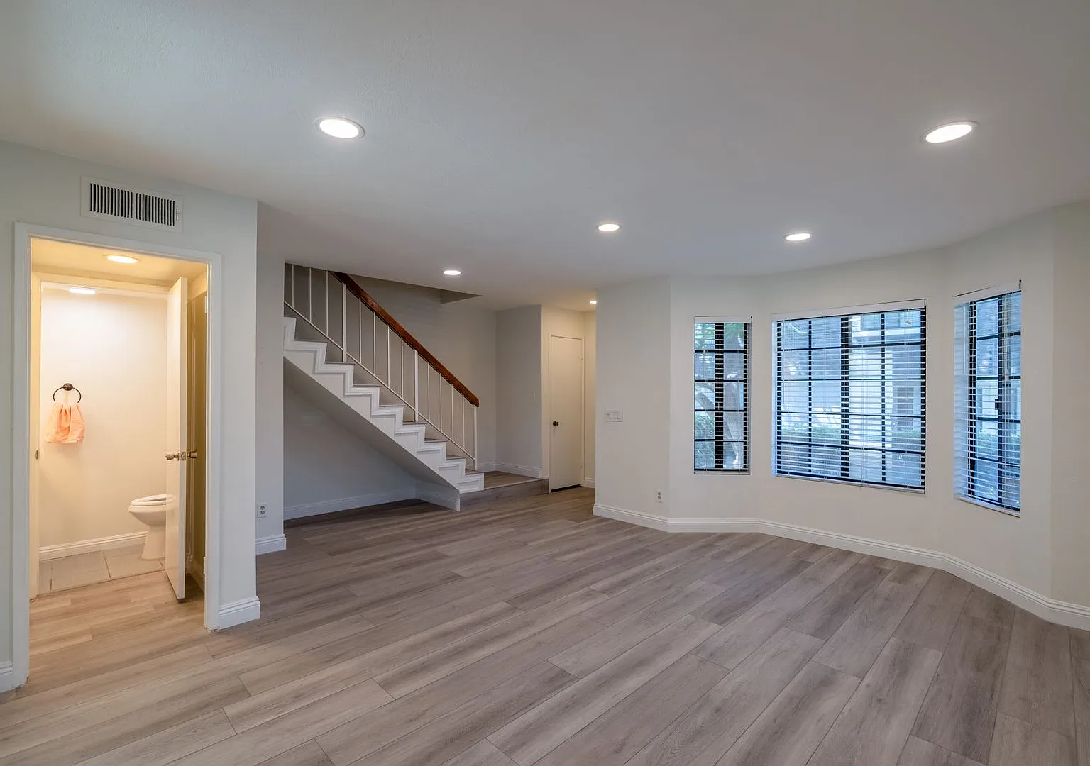 Beautiful 3 Bedroom 3 Bath Townhome in Duarte — Photo 4