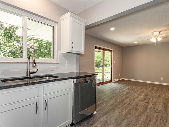 4th image of 478 Jeannette Dr
