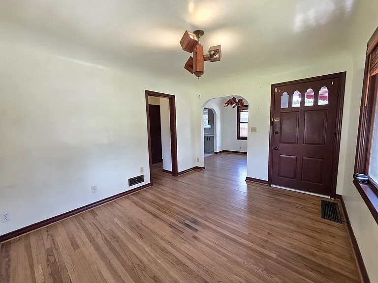 211 E Maple St — Photo 3