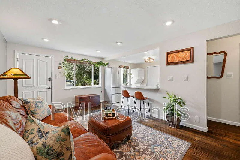 2 bed, 1.0 bath, 731 sqft, $2,247 — Photo 4