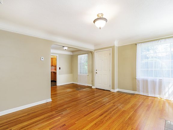 5th image of 232 NE Russet St