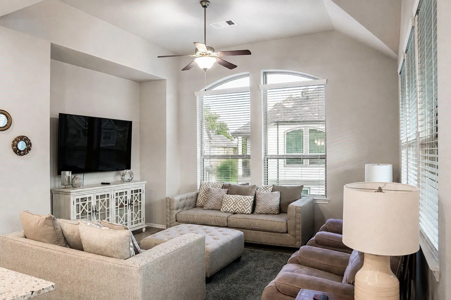 3 bed, 2.5 bath, 1932 sqft, $3,500 — Photo 1