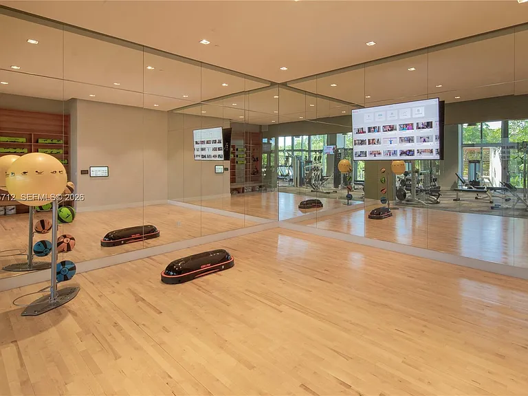 16385 Biscayne Blvd #519 — Photo 31
