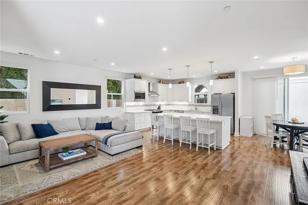 4 bed, 2744 sqft, $8,250 — Photo 3