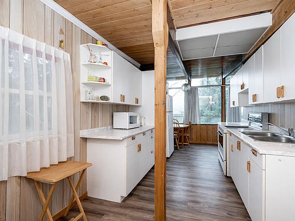 4th image of 44240 Bayview Rd