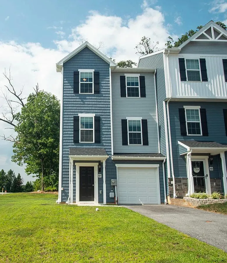 3 bed, 2.5 bath, 1950 sqft, $2,350 — Photo 1