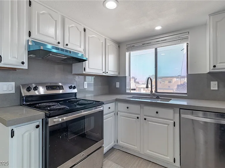 2200 Venus St #C — Photo 12