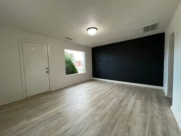 1110 W Grand Ave — Photo 5
