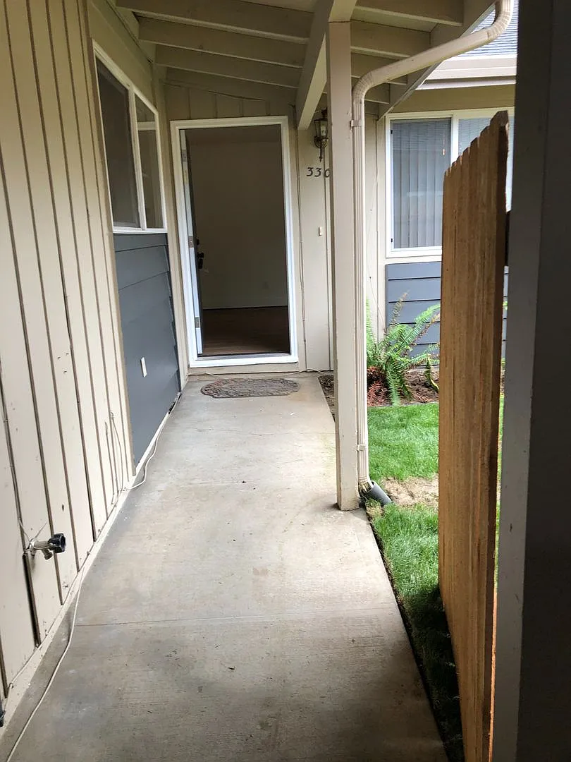 Vancouver 4 plex — Photo 1
