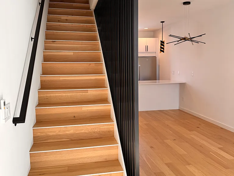 2344 Franklin Ave E — Photo 36