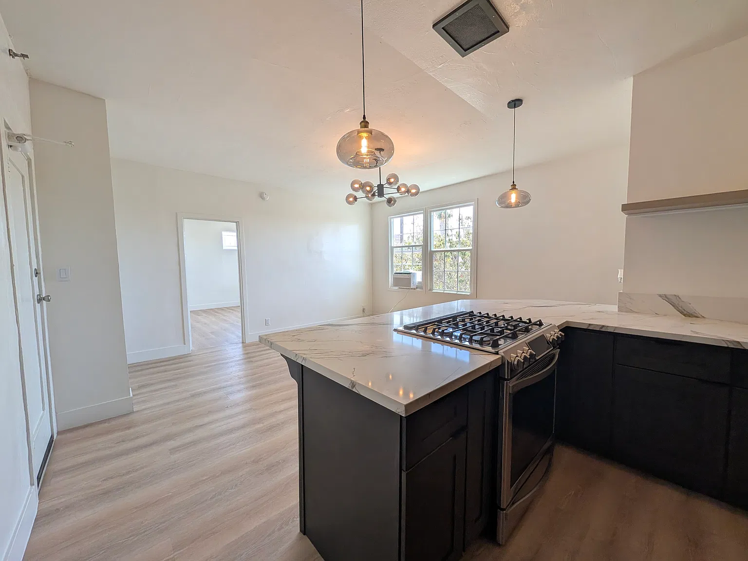 1 bed, 700 sqft, $2,049 — Photo 4