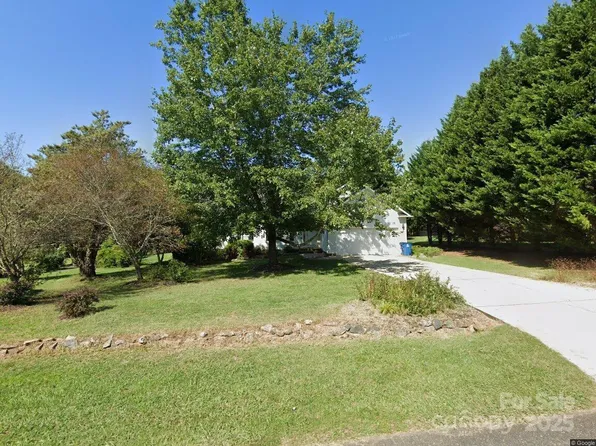 5605 Creek Point Dr, Hickory, NC 28601