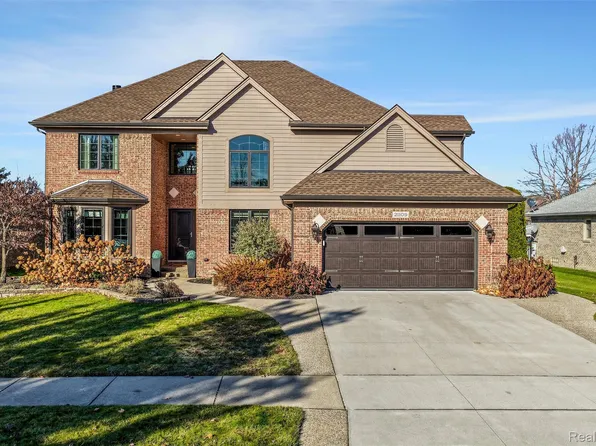 21109 Forest Villa Dr, Macomb, MI 48044