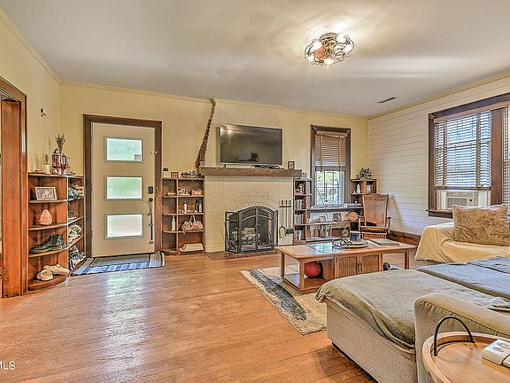 5th image of 718 Arlington Ave