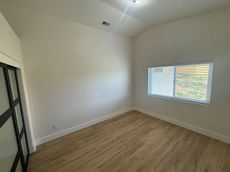 1047 Sangamon Ave — Photo 14