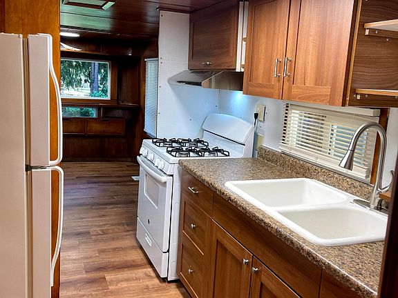 2nd image of 334 Devoe St NE Trailer 3