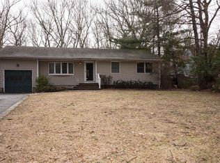 31 Ruth Ln, Ridge, NY 11961