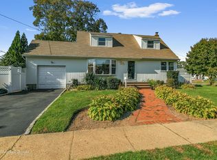 28 Willow Dr, Massapequa Park, NY 11762