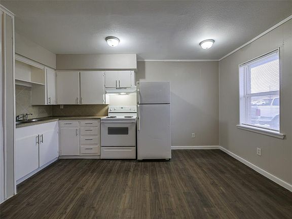 2nd image of 2433 Fort Worth St #204