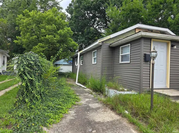 1717 Robinson St, South Bend, IN 46613