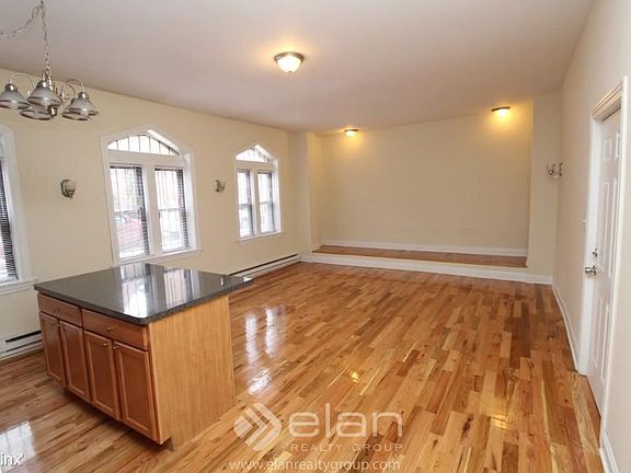 2nd image of 635 W Barry Ave APT Garden