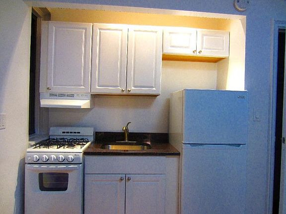 3rd image of 450 W 44th St #4C